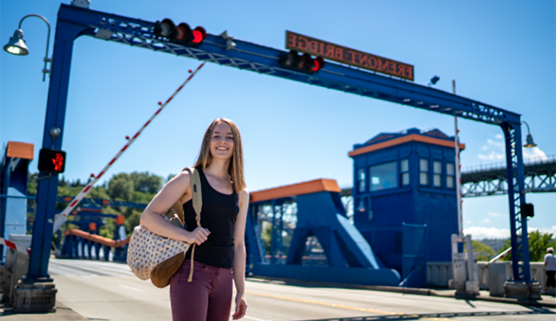 Female student on the Fremont Bridge in 西雅图, near SPU